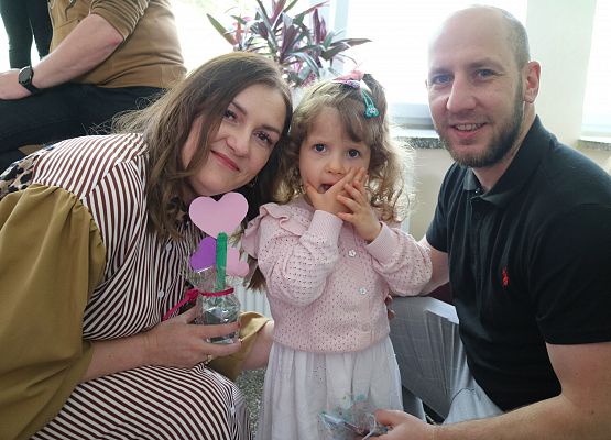 dziewczynka przekazuje upominek