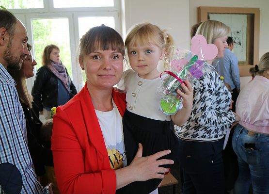 kobieta trzyma dziecko