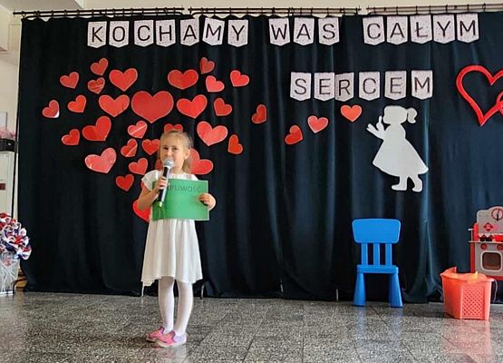 dziewczynka występuje