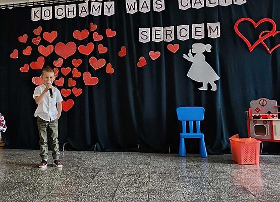 chłopiec występuje