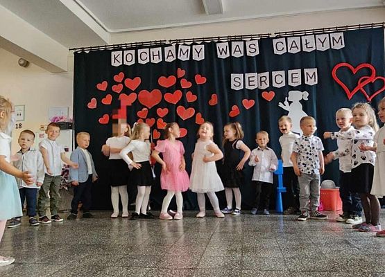 przedszkolaki śpiewają