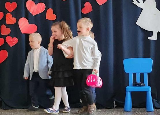 przedszkolaki występują