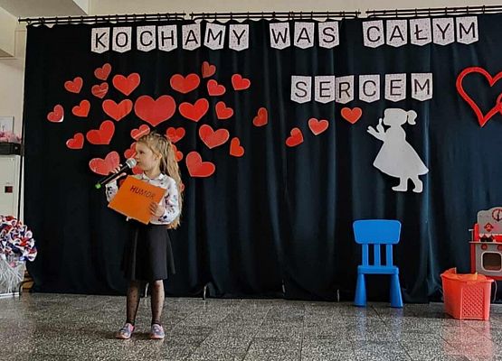 dziewczynka występuje na scenie