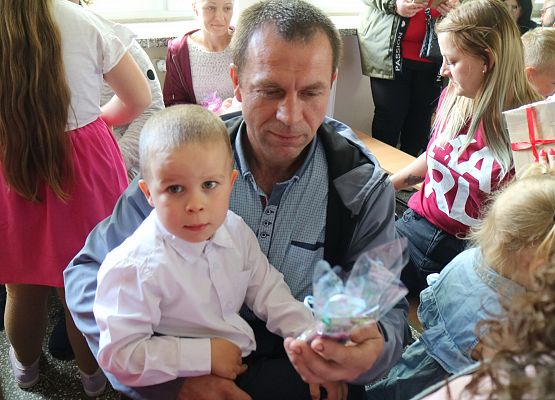 chłopiec wręcza upominek