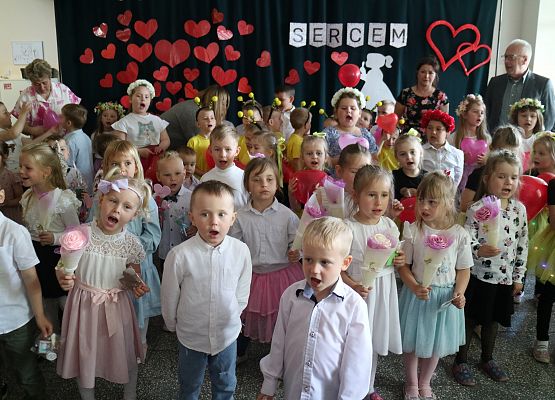 wszyscy śpiewają sto lat dla rodziców