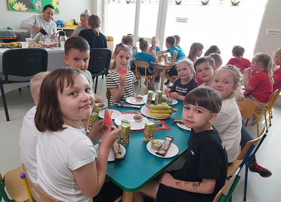 dzieci podczas słodkiego poczęstunku