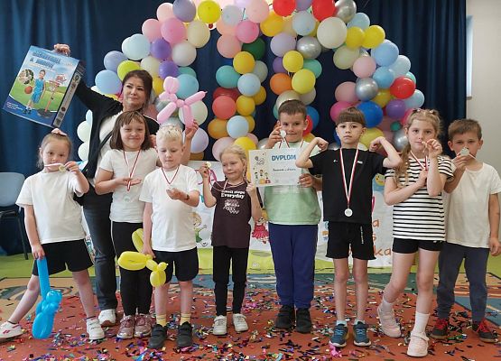 dzieci prezentują otrzymane medale