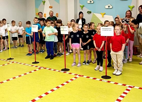 dzieci przygotowują się do konkurencji sportowych