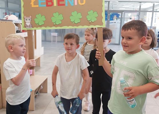 dzieci trzymają plakat