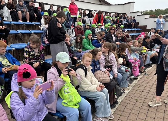 dzieci oglądają karmienie fok