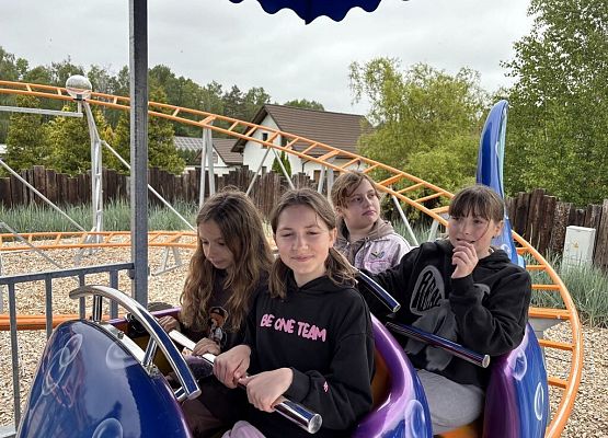 uczniowie w parku zabaw