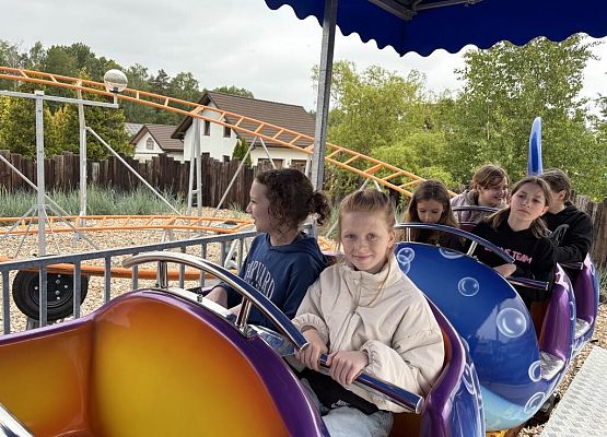 uczniowie w parku zabaw