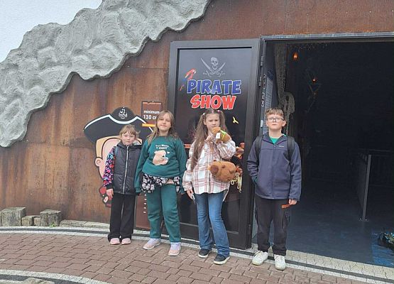 uczniowie w parku zabaw