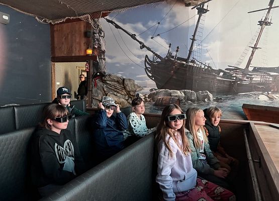 uczniowie oglądają film 3D