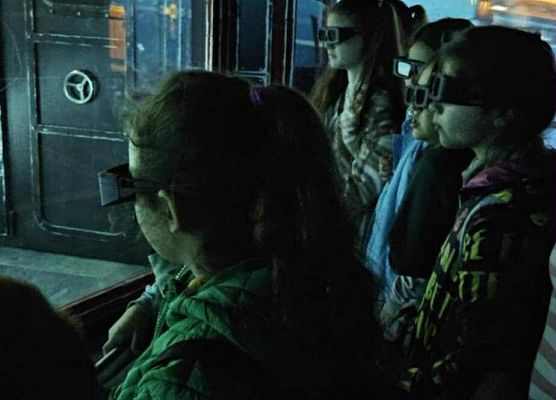 uczniowie oglądają film