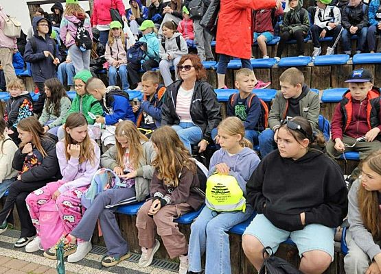 uczniowie oglądają pokaz fok