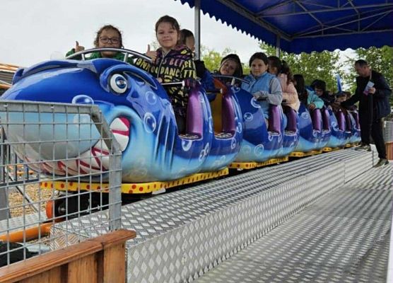 uczniowie w parku zabaw