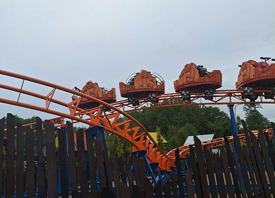 uczniowie w parku zabaw