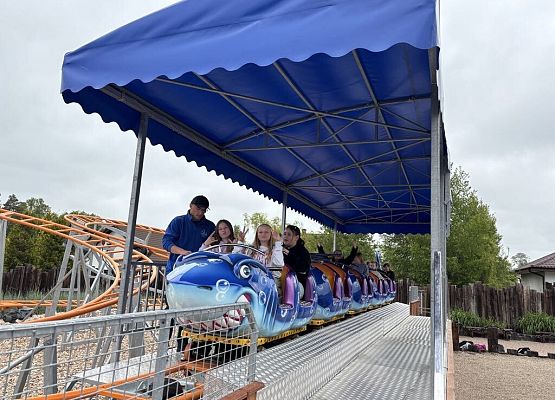 uczniowie w parku zabaw