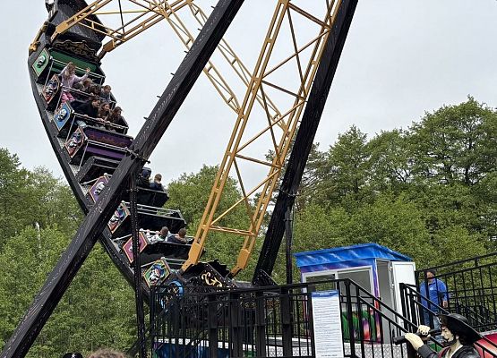 uczniowie w parku zabaw