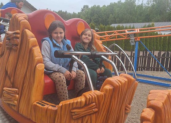 uczniowie w parku zabaw