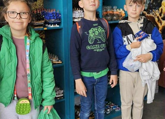 dzieci w sklepie z pamiątkami