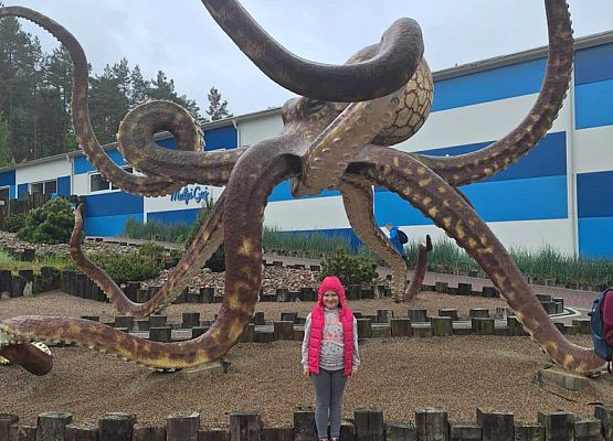 uczennica na tle figury ośmiornicy