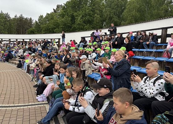 uczniowie oglądają pokaz fok