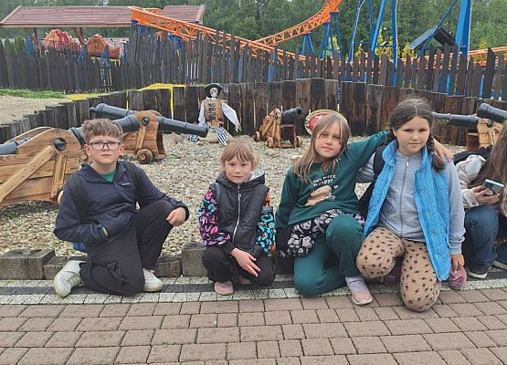 uczniowie w parku zabaw