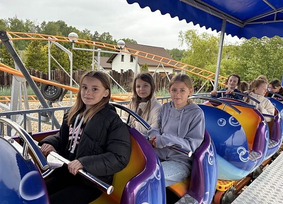 uczniowie w parku zabaw