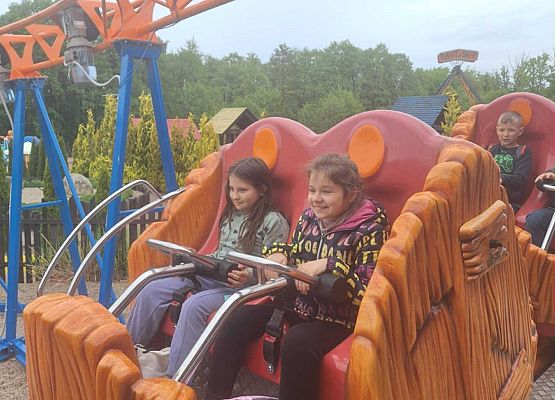 dziewczynki w parku zabaw