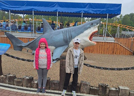 dzieci na tle rekina