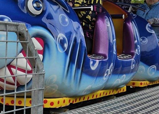 uczennice w wagonikach