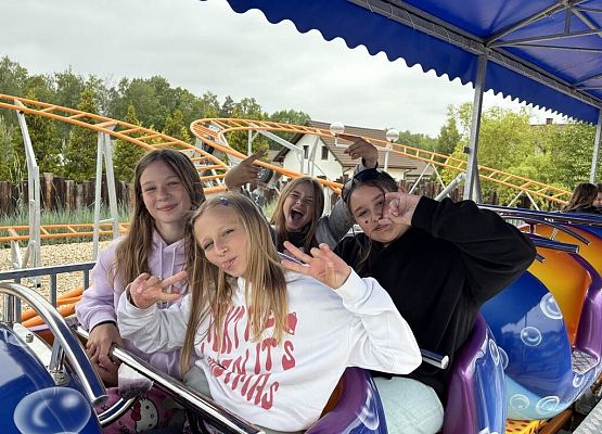 uczennice w wagonikach