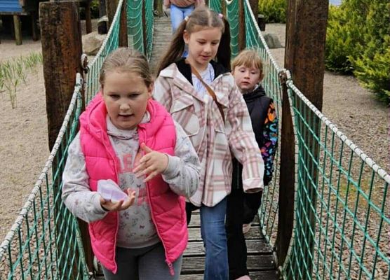 dzieci przechodzą przez mostek