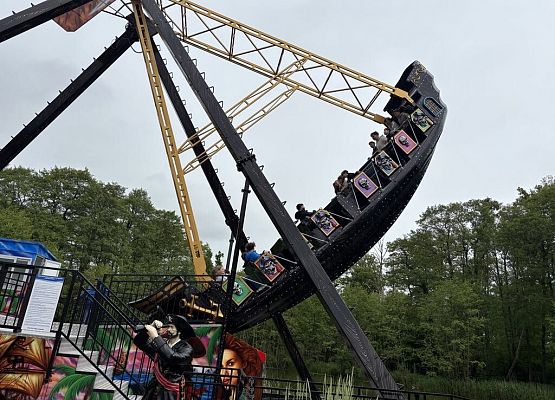 uczniowie na huśtawce wahadłowej