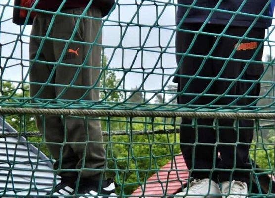 dwaj chłopcy stoją na mostku