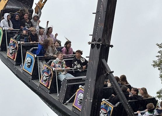 uczniowie na huśtawce wahadłowej