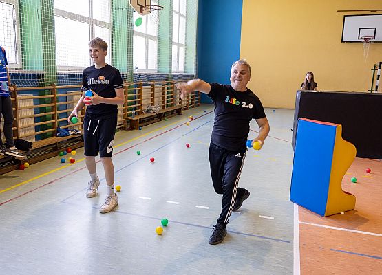 uczestnicy zajęć grają w paintballa