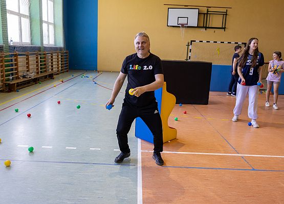 uczestnicy zajęć grają w paintballa