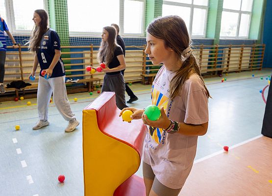 uczestnicy zajęć grają w paintballa