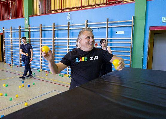 uczestnicy zajęć grają w paintballa