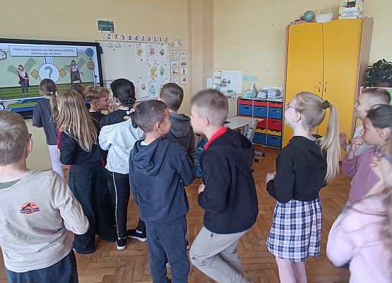 uczniowie klas młodszych ćwiczą