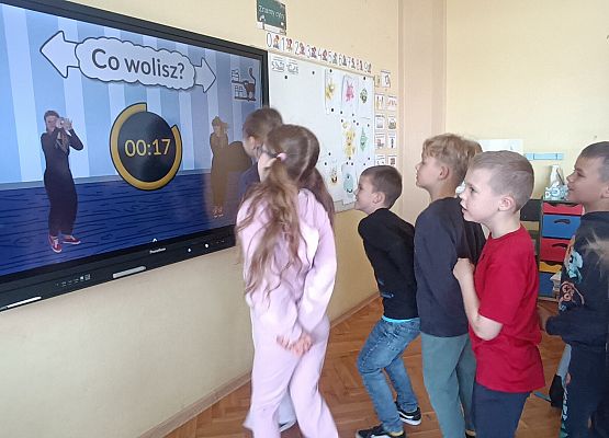 uczniowie klas młodszych ćwiczą