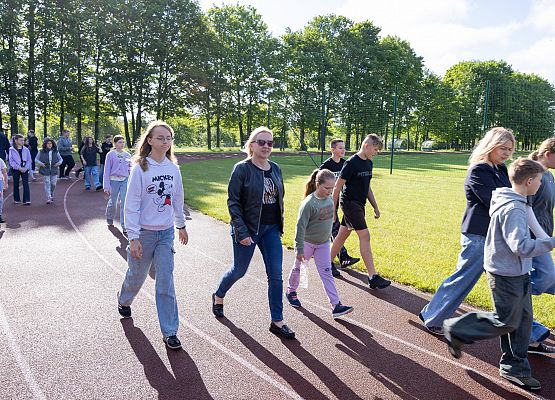 uczestnicy porannego marszu na szkolnym boisku