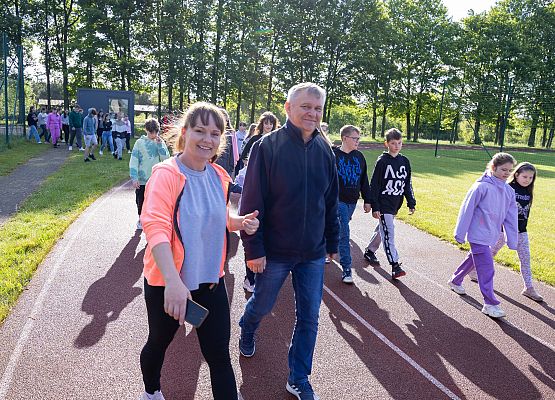uczestnicy porannego marszu na szkolnym boisku