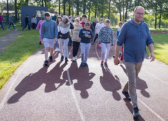 uczestnicy porannego marszu na szkolnym boisku
