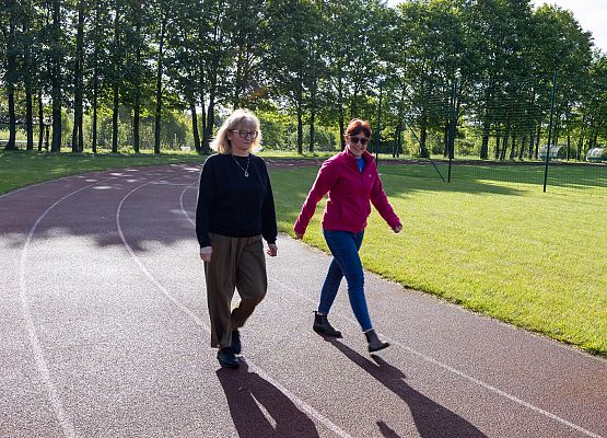 uczestnicy porannego marszu na szkolnym boisku