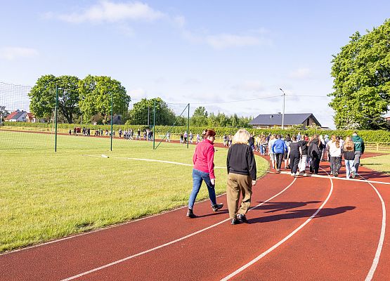 uczestnicy porannego marszu na szkolnym boisku