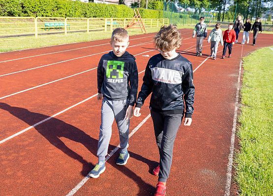 uczestnicy porannego marszu na szkolnym boisku